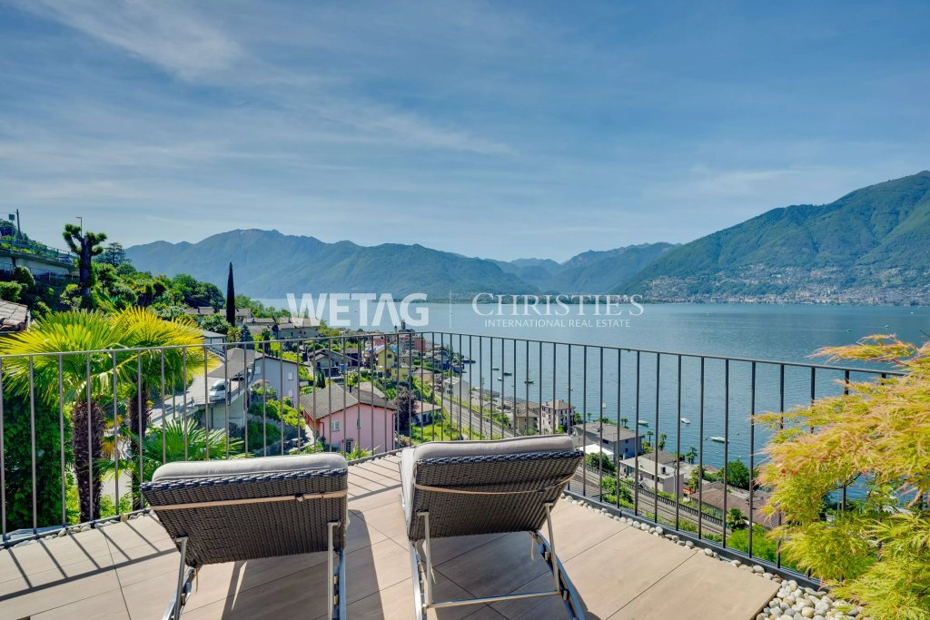 Seeblick von einer Terrasse mit Liegen