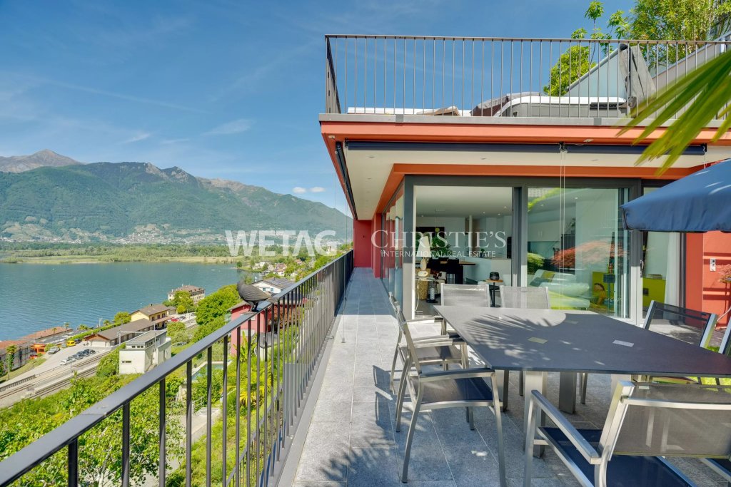 Seeblick-Terrasse mit Balkon und Essbereich