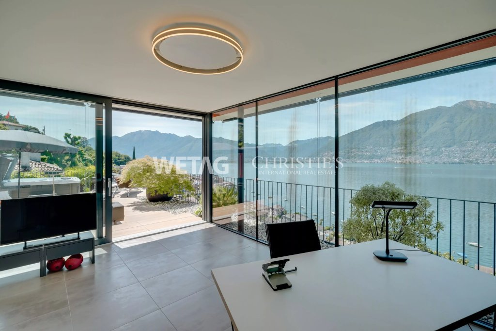 Wohnraum mit Panoramablick auf den See