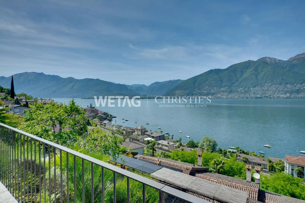 Seeblick von einem Balkon mit Bergpanorama