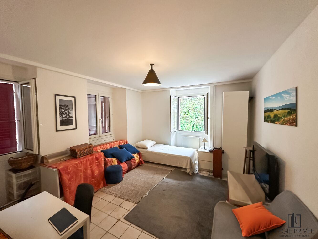 Kleines Schlafzimmer mit Wohnbereich
