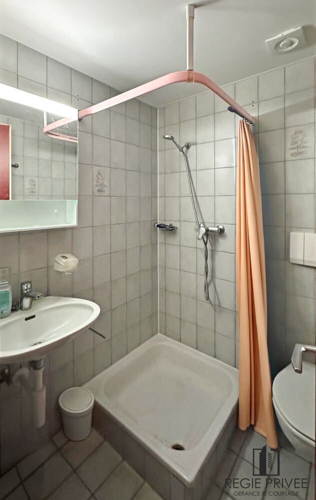 Kleines Badezimmer mit Dusche