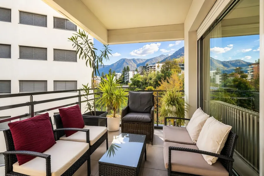 Balkon mit Sitzgruppe und Bergblick