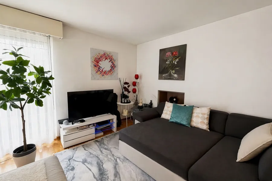 Wohnzimmer mit Sofa und Fernseher