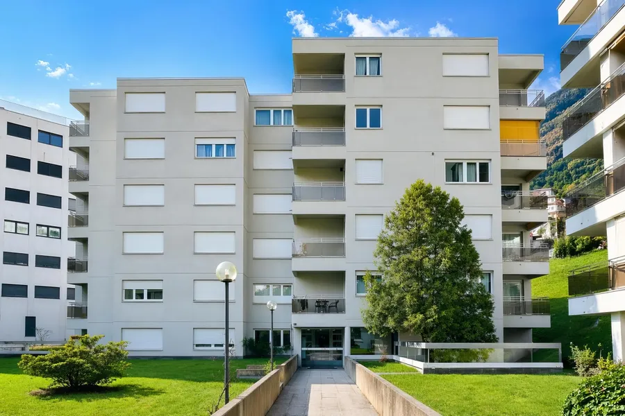 Mehrfamilienhaus mit Balkonfassaden