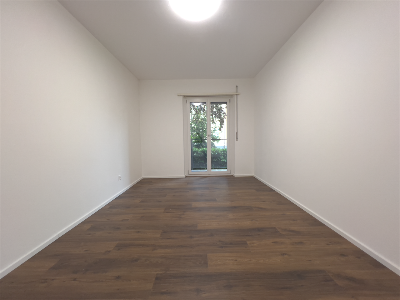 Leerer Raum mit Balkon-/Terrassentür