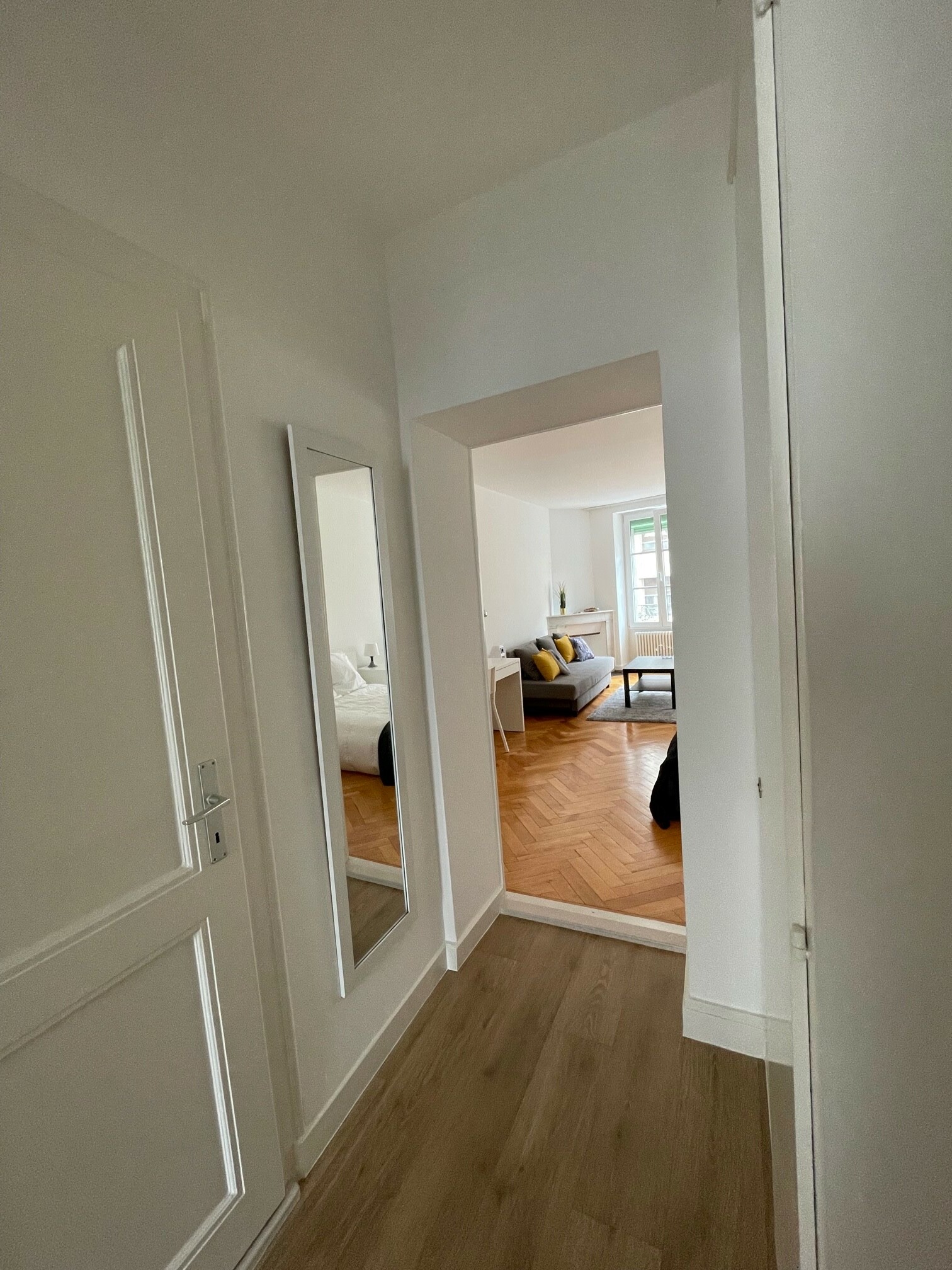 Flur mit Blick ins Wohnzimmer