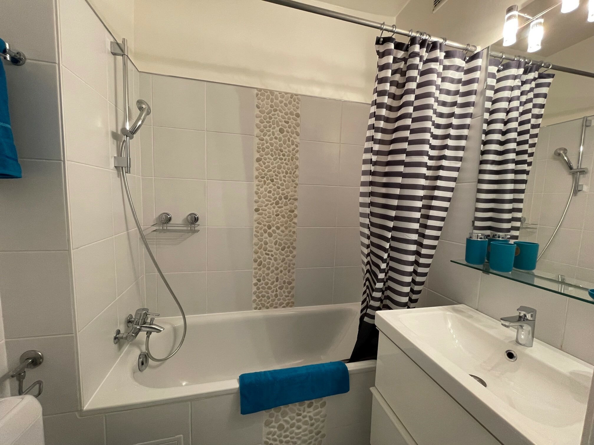 Modernes Badezimmer mit Badewanne und Duschbereich