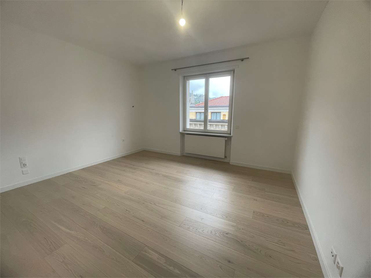 Leerer heller Wohnraum mit Fenster