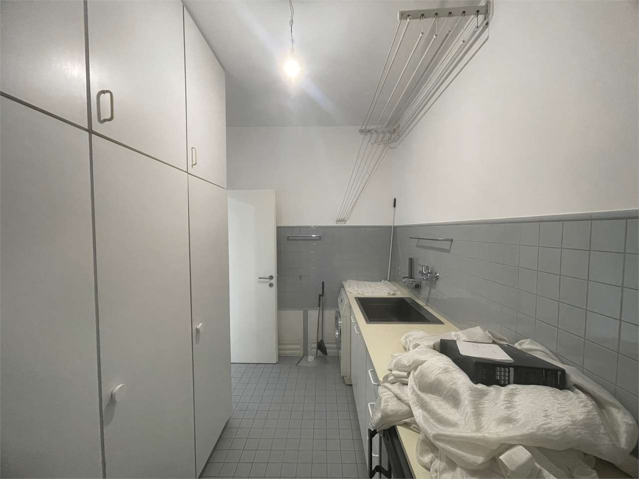 Hauswirtschaftsraum mit Spüle und Wäscheleinen