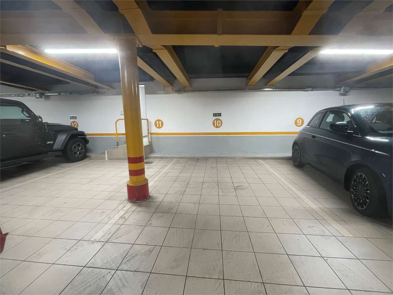 Tiefgarage mit Stellplätzen