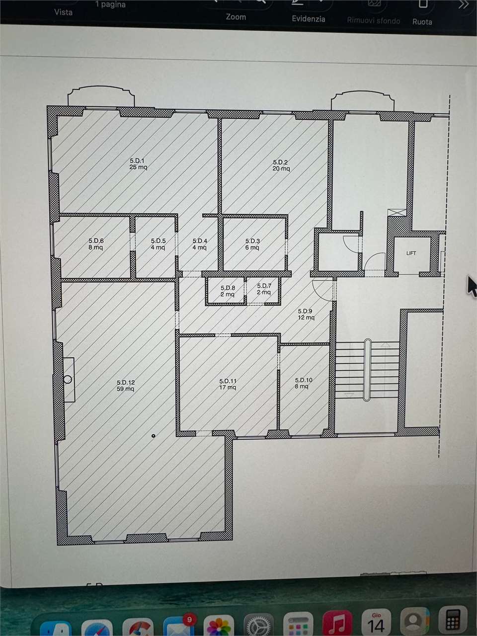 Grundriss einer Wohnetage mit mehreren Räumen, Aufzug und Treppenhaus