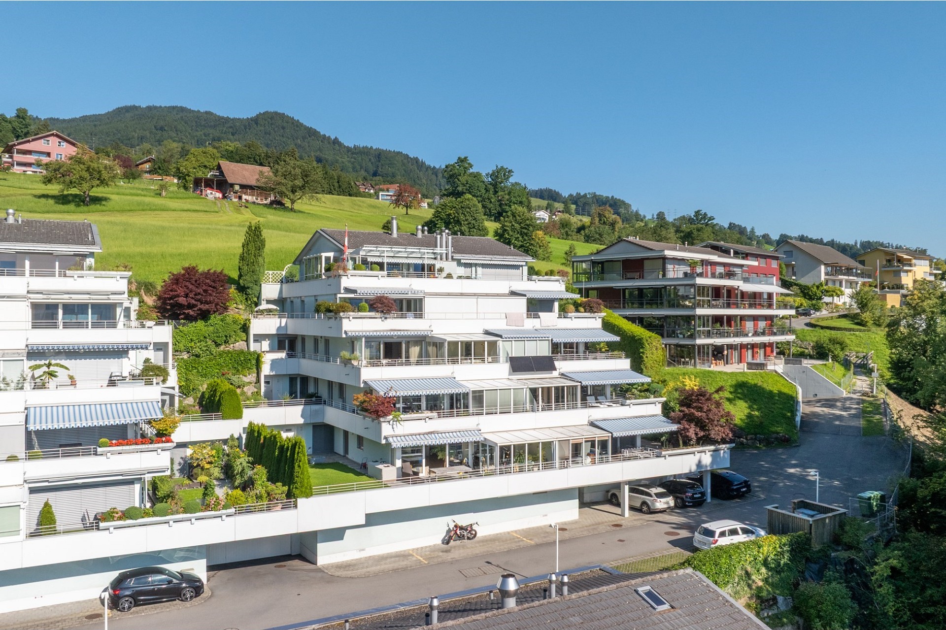 Moderne Wohnanlage in Hanglage