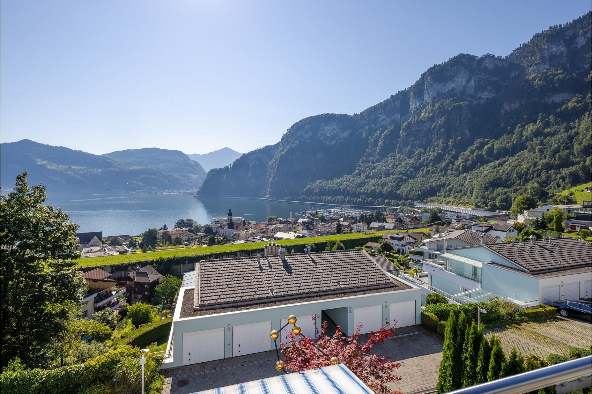 Seeblick mit Bergen und Wohngebiet