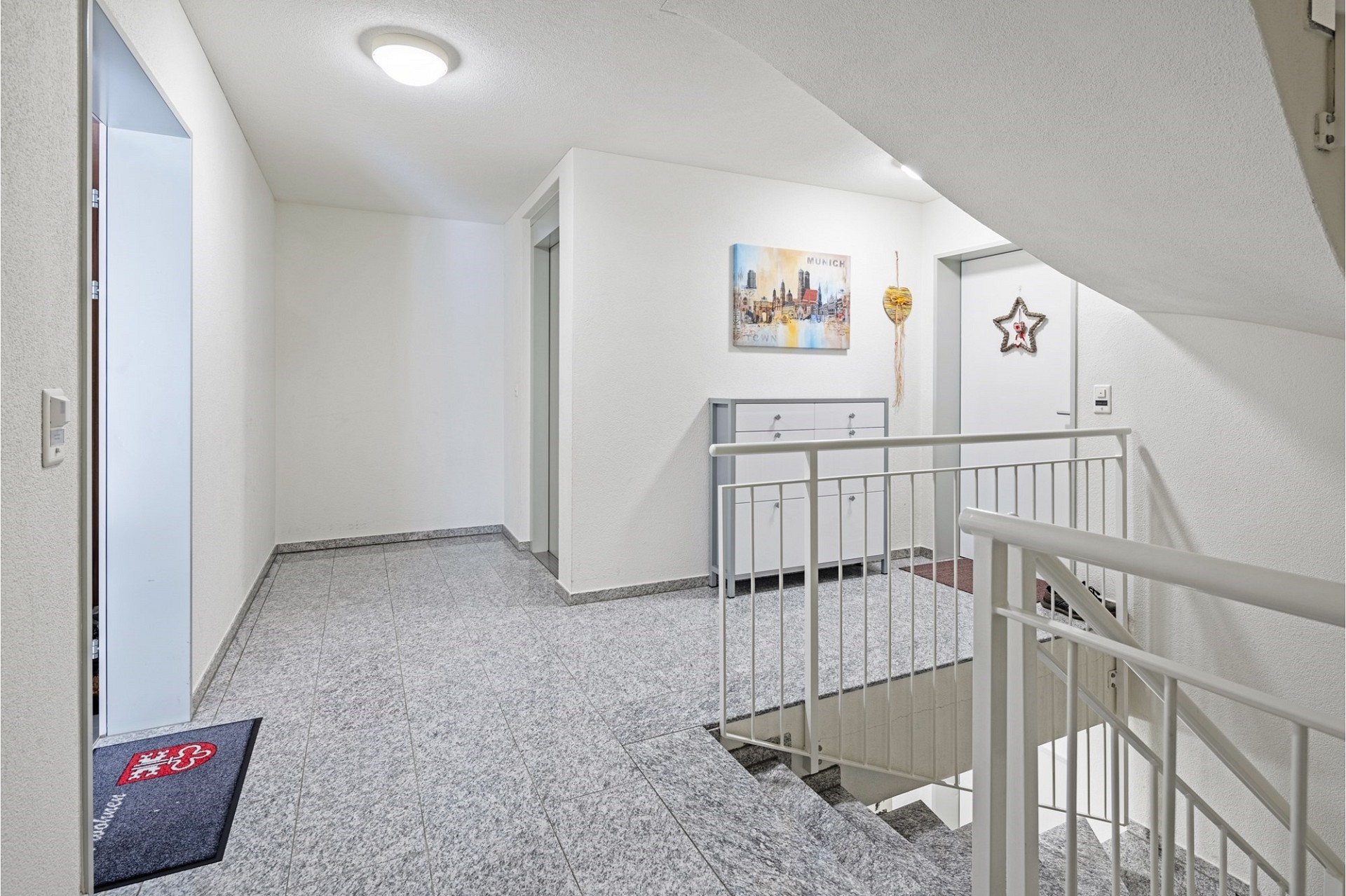 Heller Treppenflur mit Podest