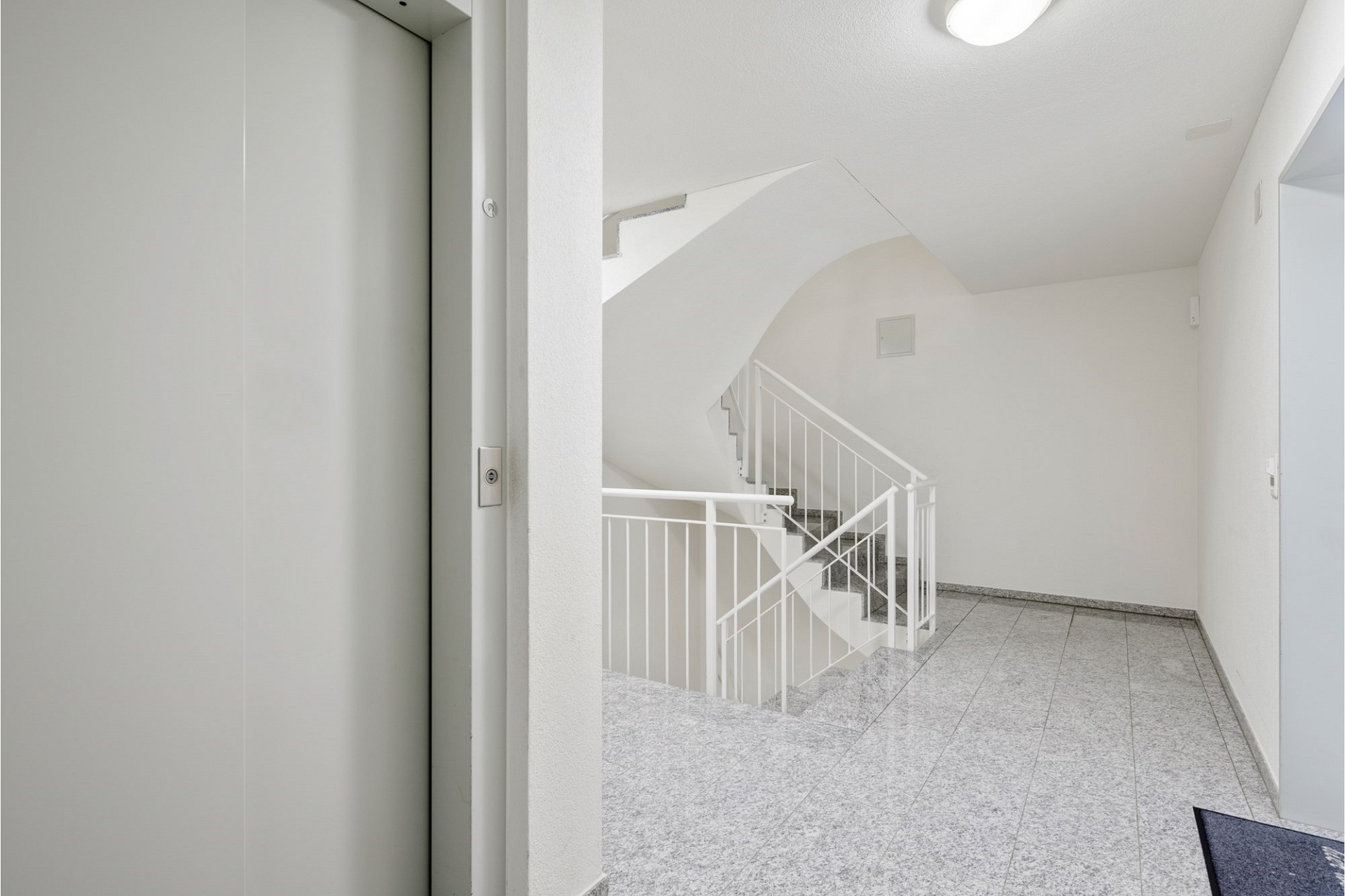 Heller Treppenhaus-Flur mit Aufzug