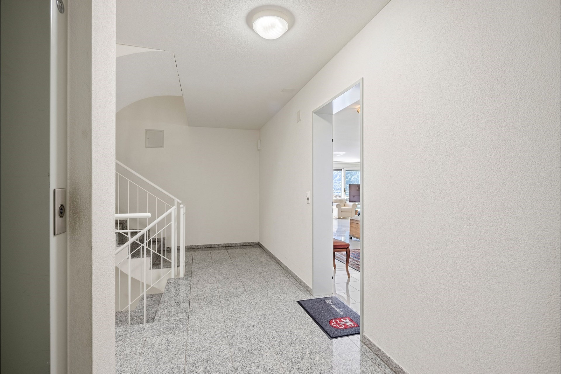 Heller Flur mit Treppenhaus