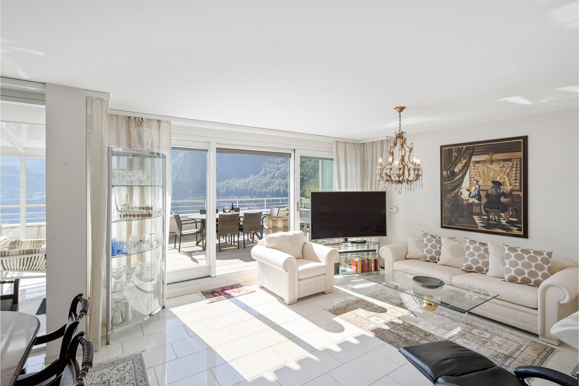 Helles Wohnzimmer mit Seeblick