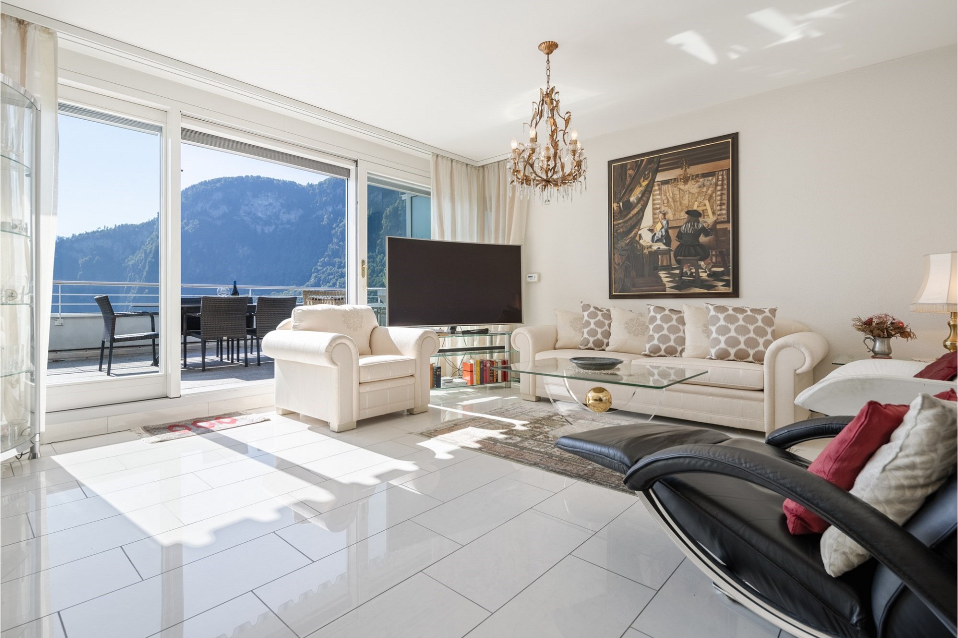 Helles Wohnzimmer mit Balkon- und Bergblick