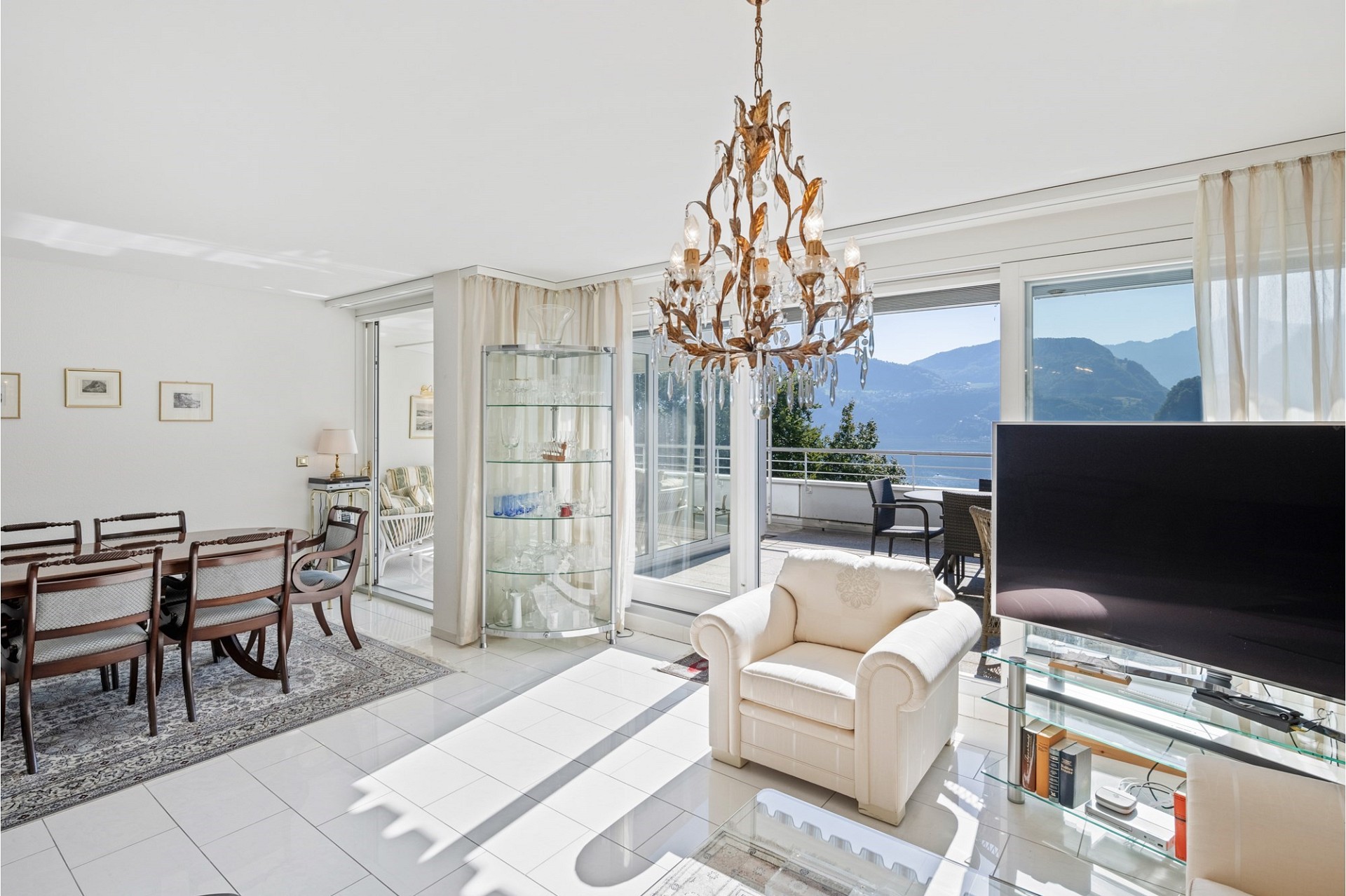Helles Wohn- und Esszimmer mit Balkon und Seeblick
