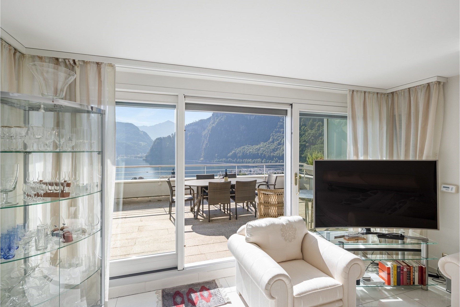 Wohnzimmer mit Meer- und Bergblick