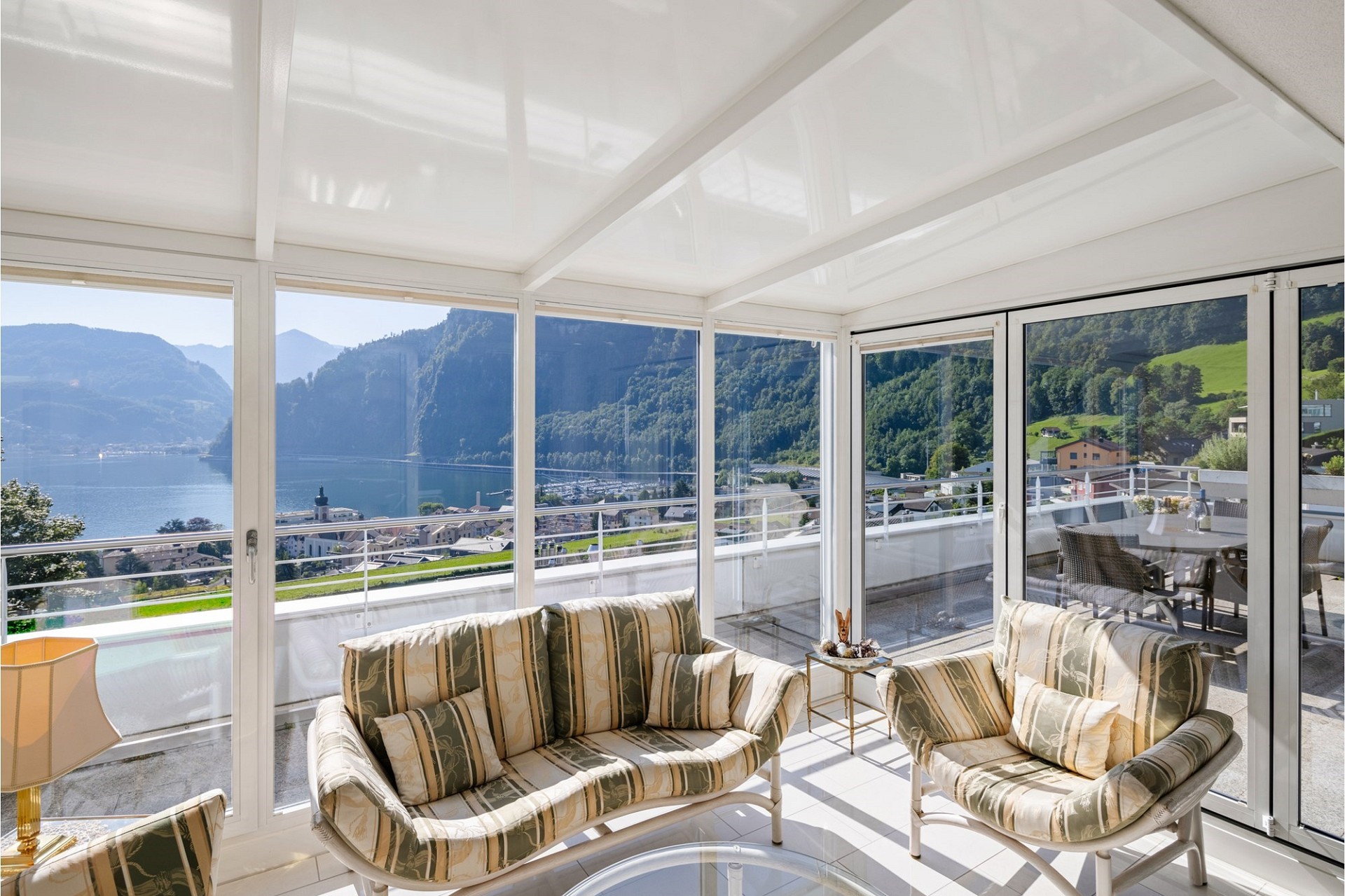 Heller Wohnbereich mit Panoramablick und Wintergartenverglasung