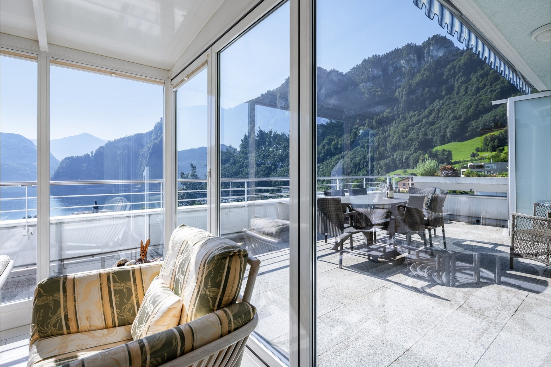 Terrasse mit Berg- und Seeblick