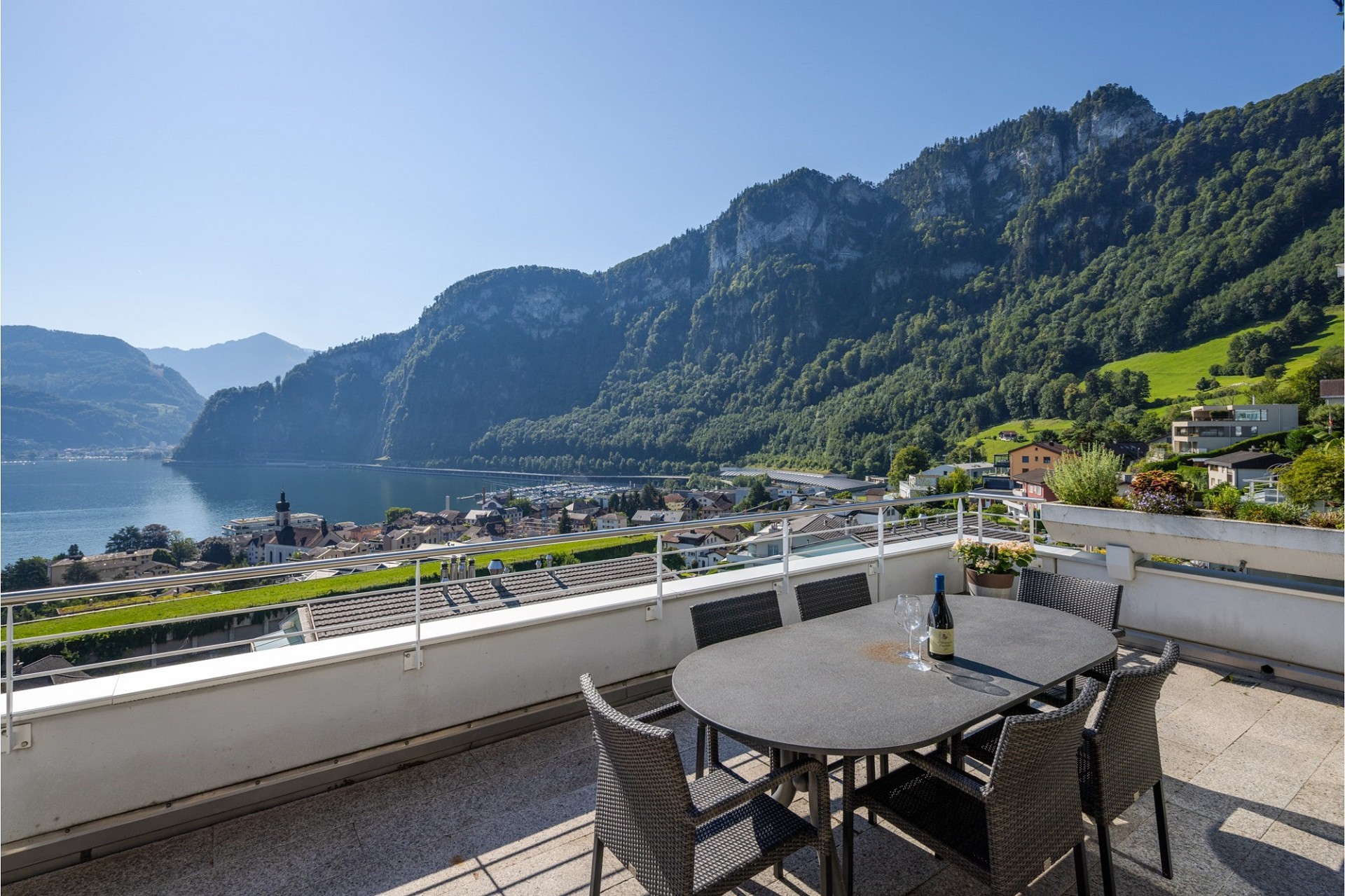 Terrasse mit Seeblick und Bergpanorama