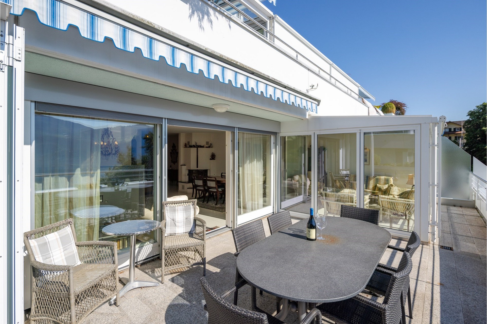 Große Dachterrasse mit Sitzgruppe