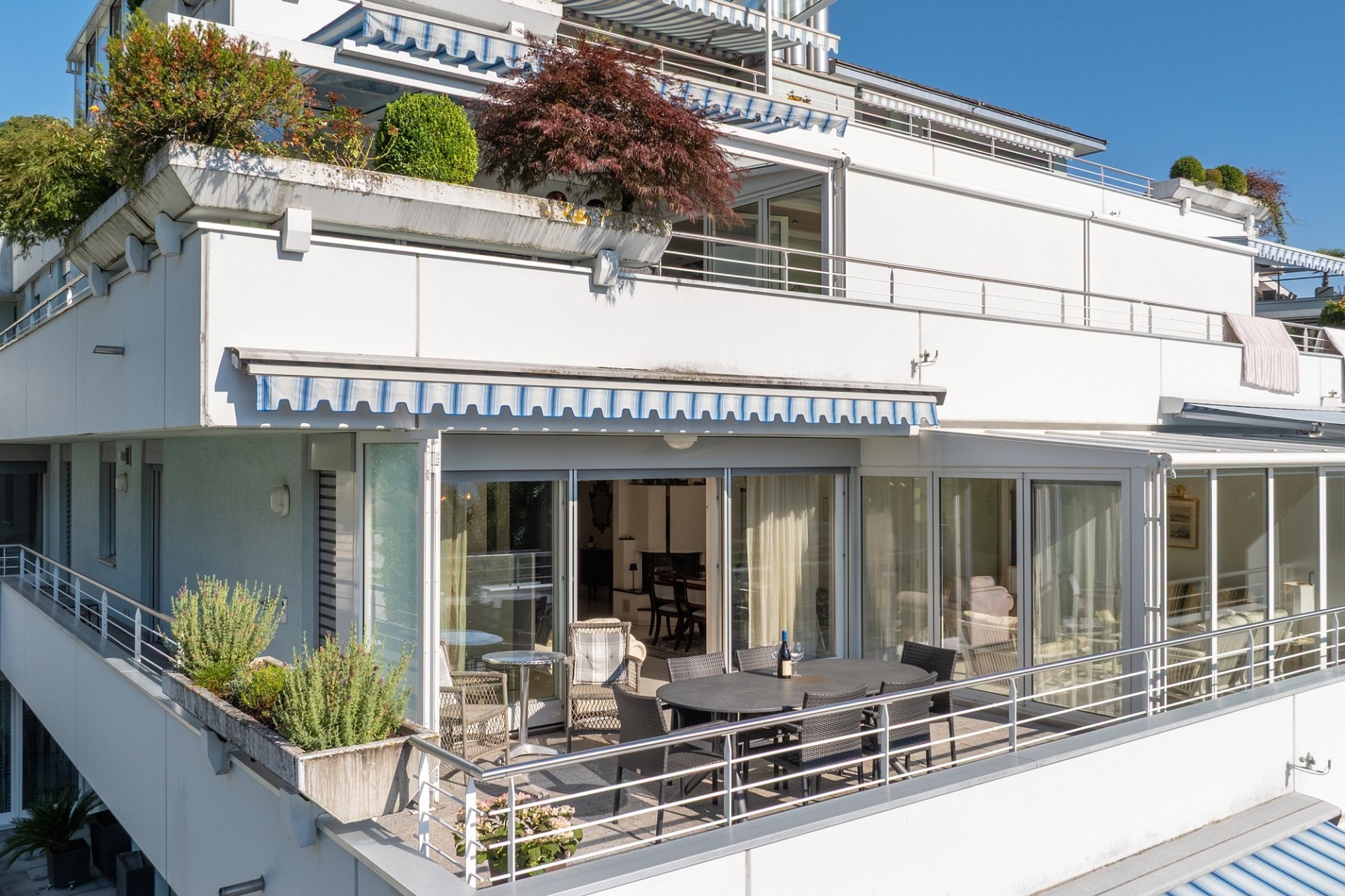 Große moderne Dachterrassenwohnung mit mehreren Balkonen