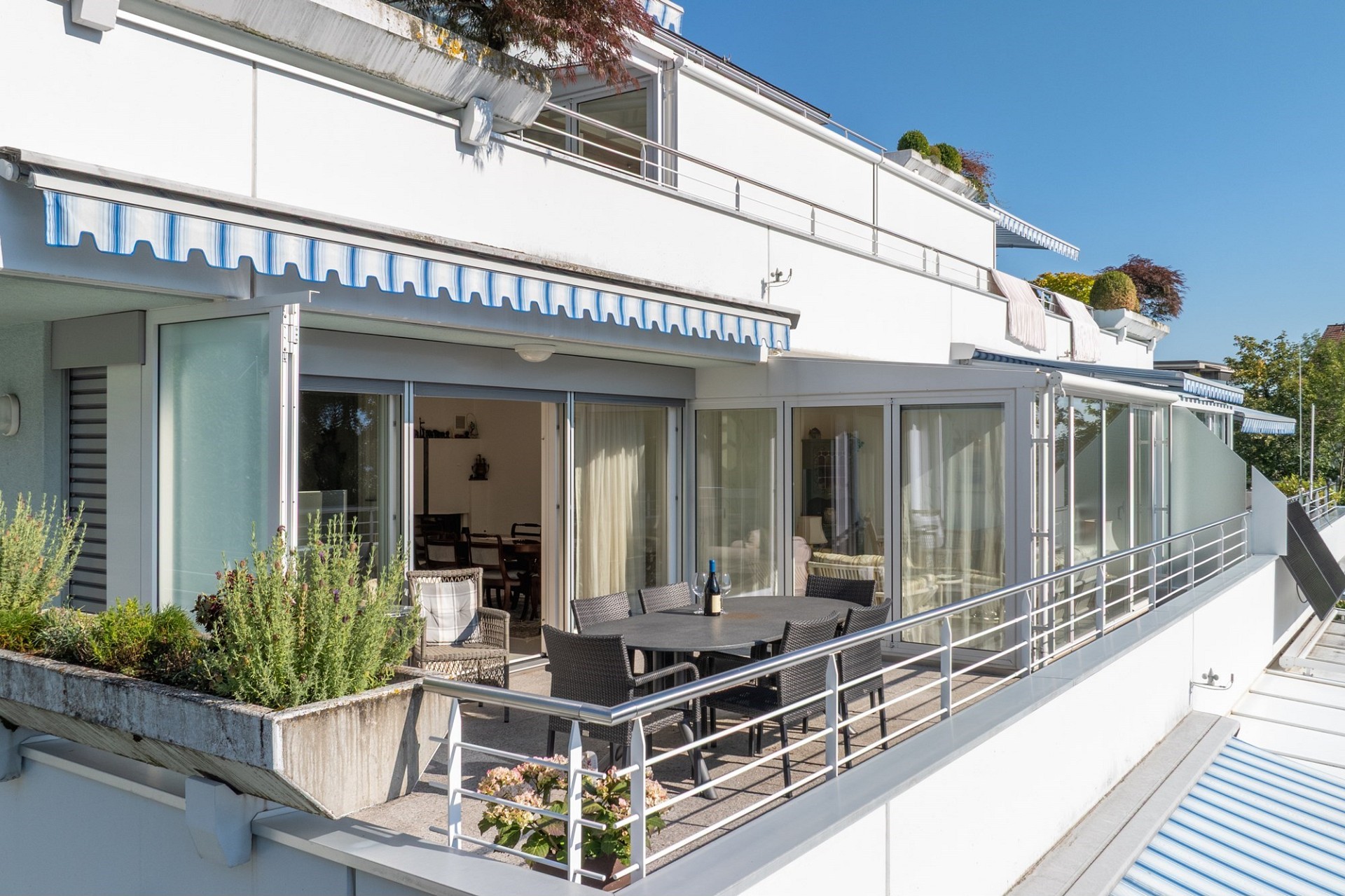 Große Dachterrasse an einem modernen Wohngebäude