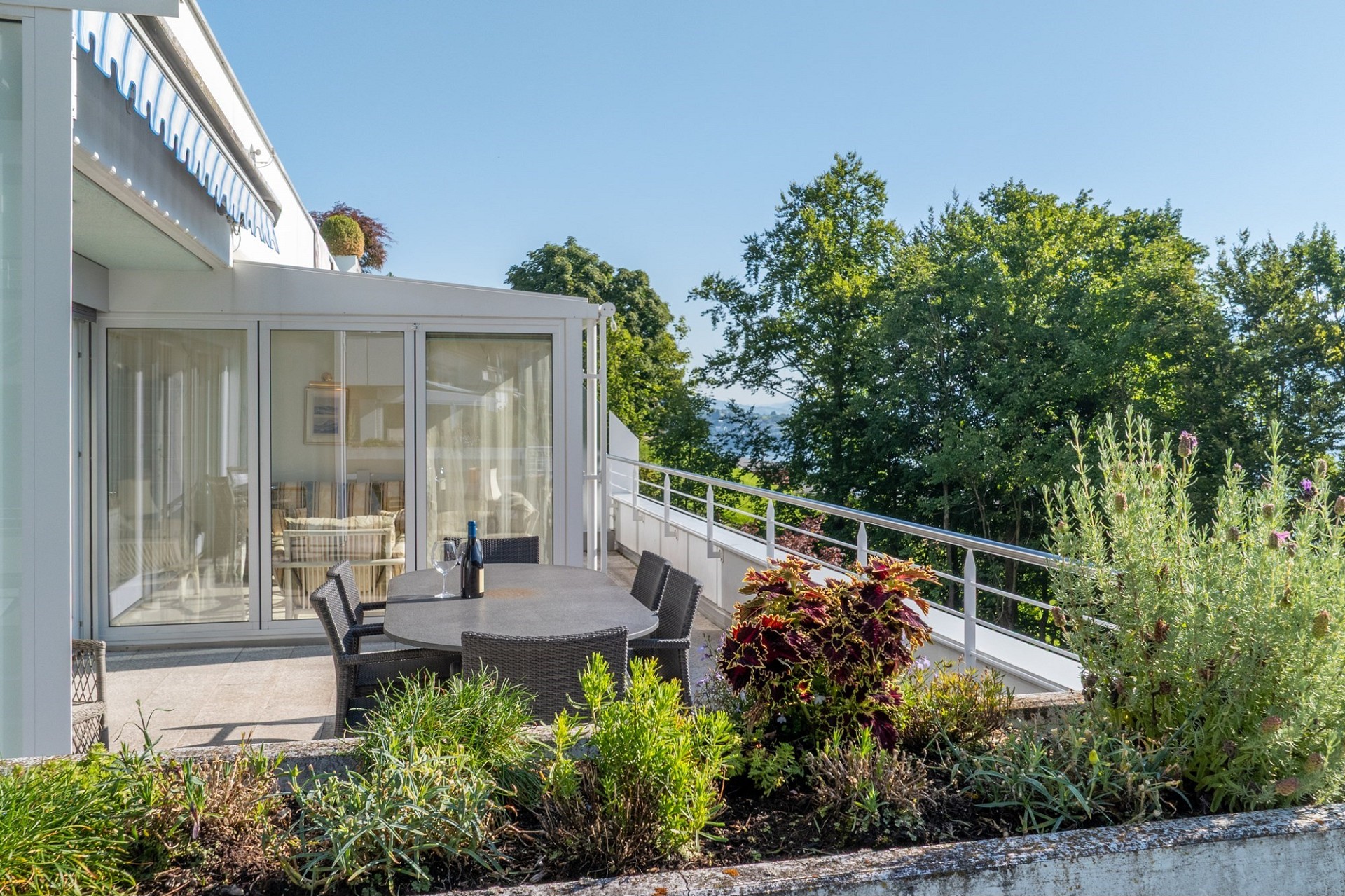 Terrasse mit Blick ins Grüne