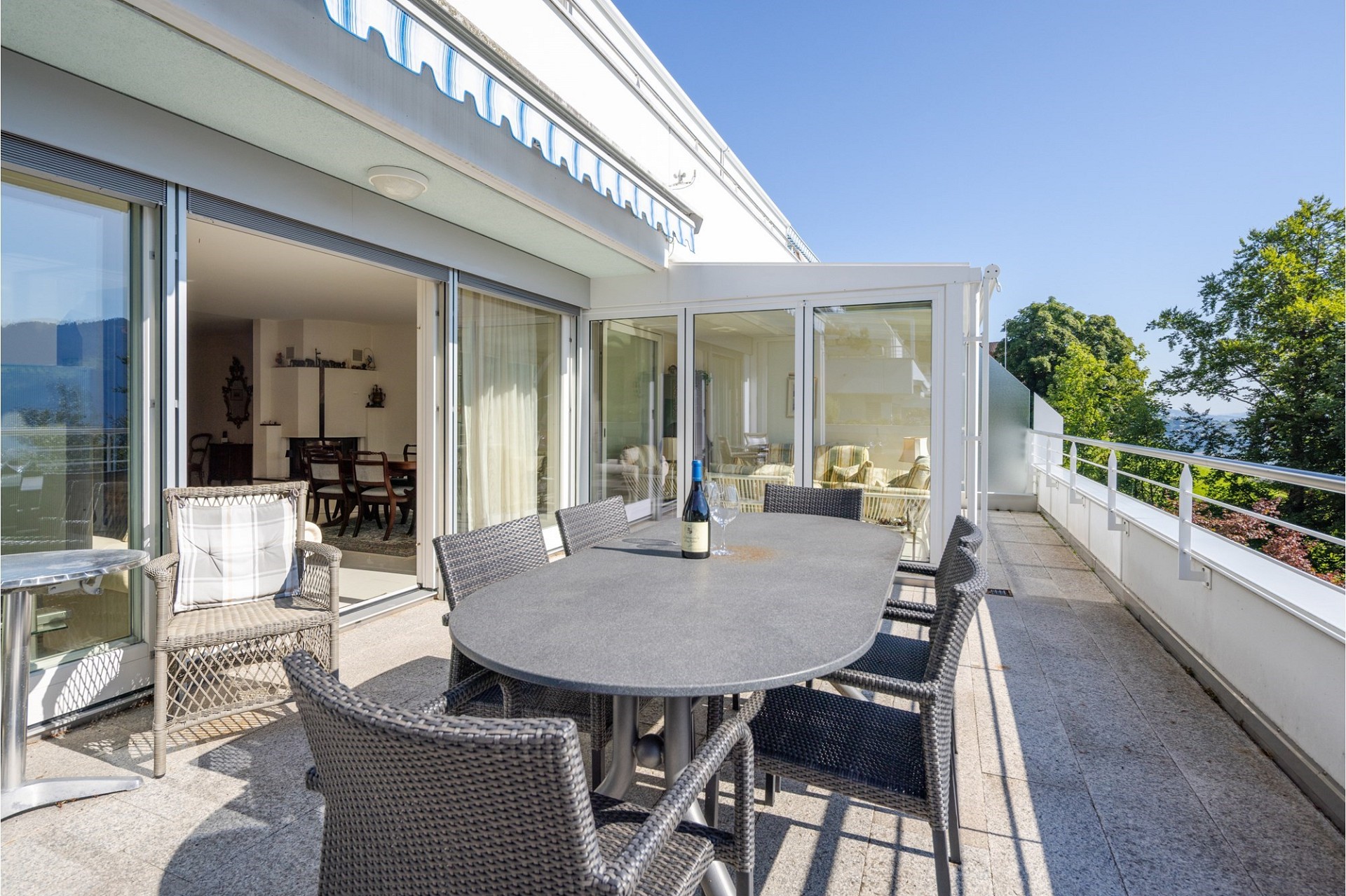 Große Terrasse mit Sitzgruppe