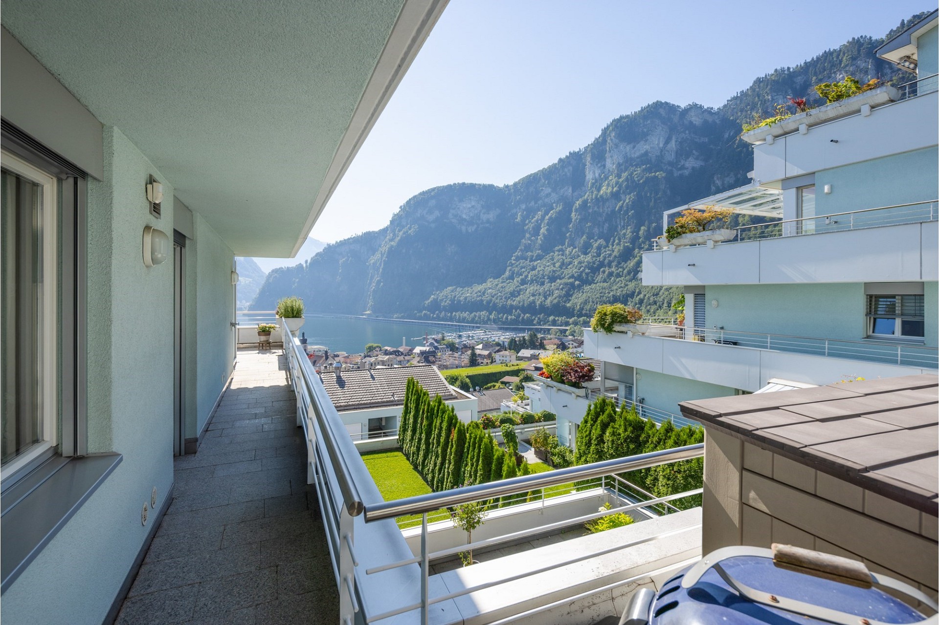 Balkon mit Berg- und Seeblick
