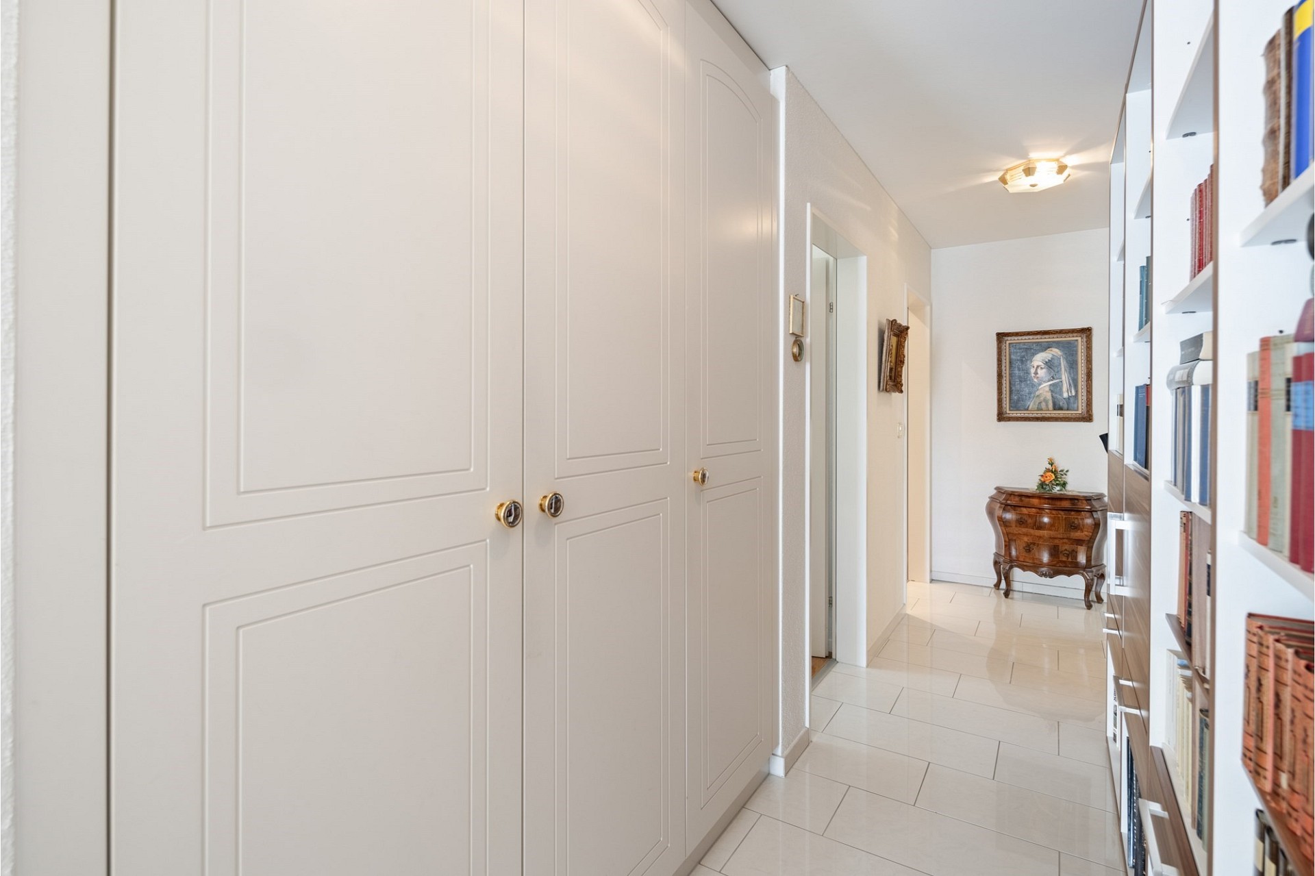 Heller Flur mit Einbauschrank und Bücherregal
