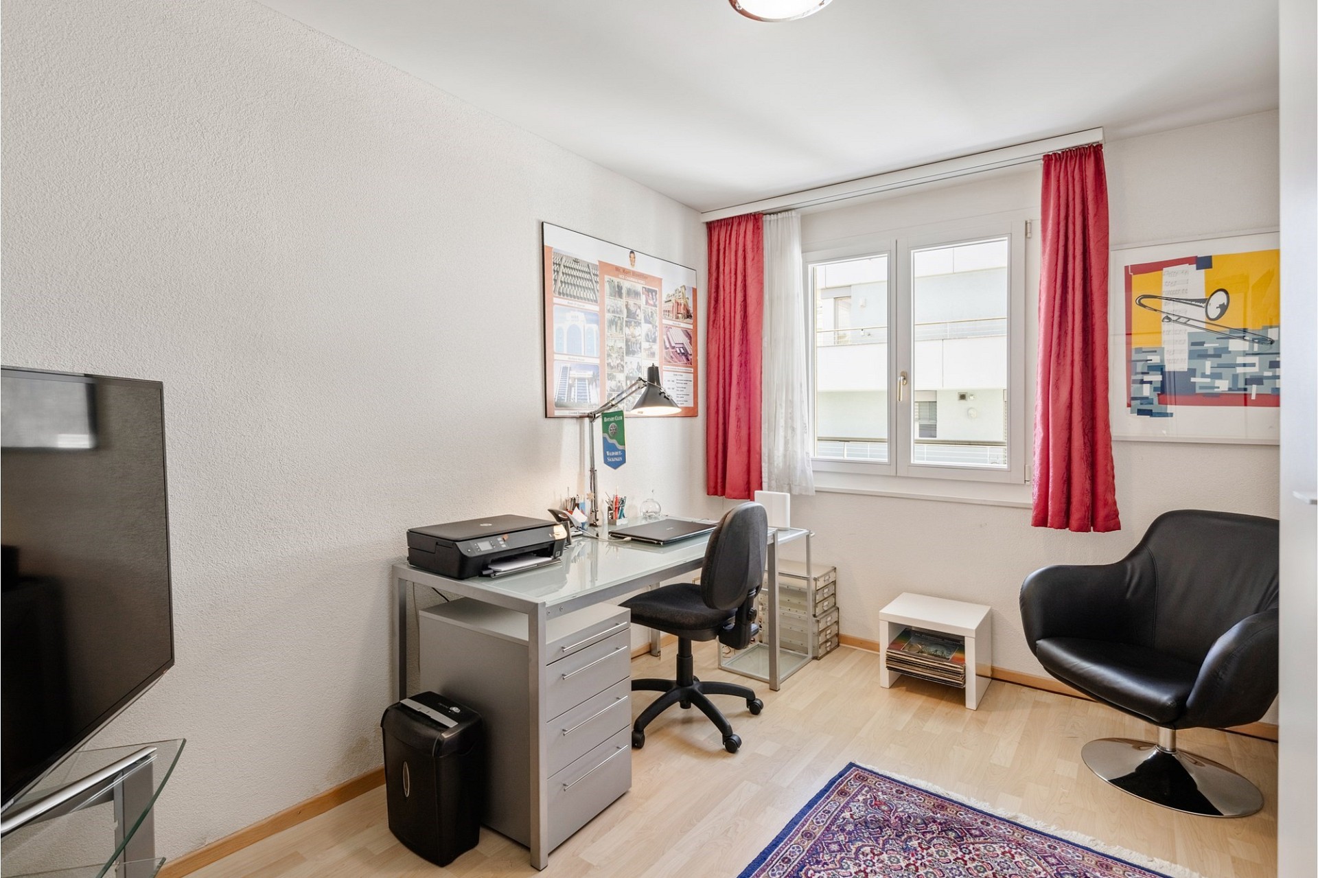 Arbeitszimmer mit Schreibtisch und Sitzbereich