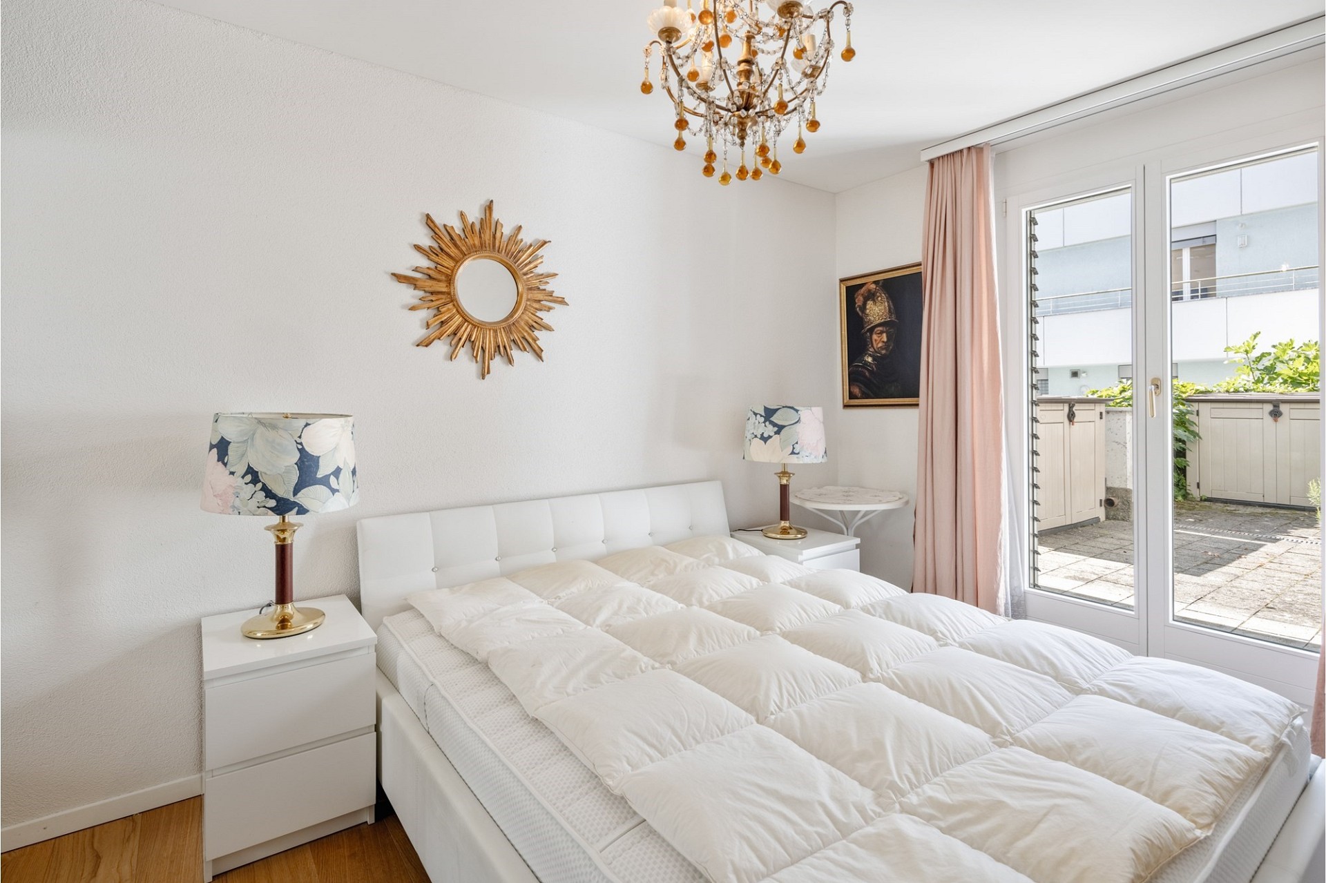 Helles Schlafzimmer mit französischem Balkon