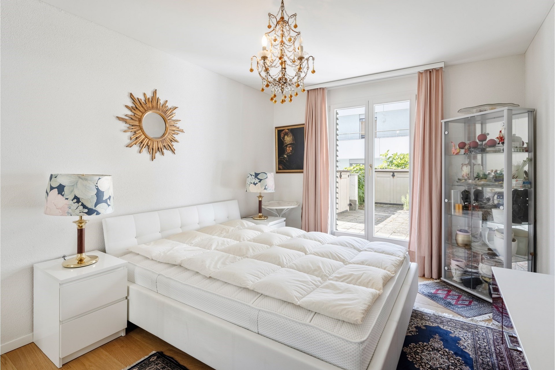 Helles Schlafzimmer mit Balkonzugang