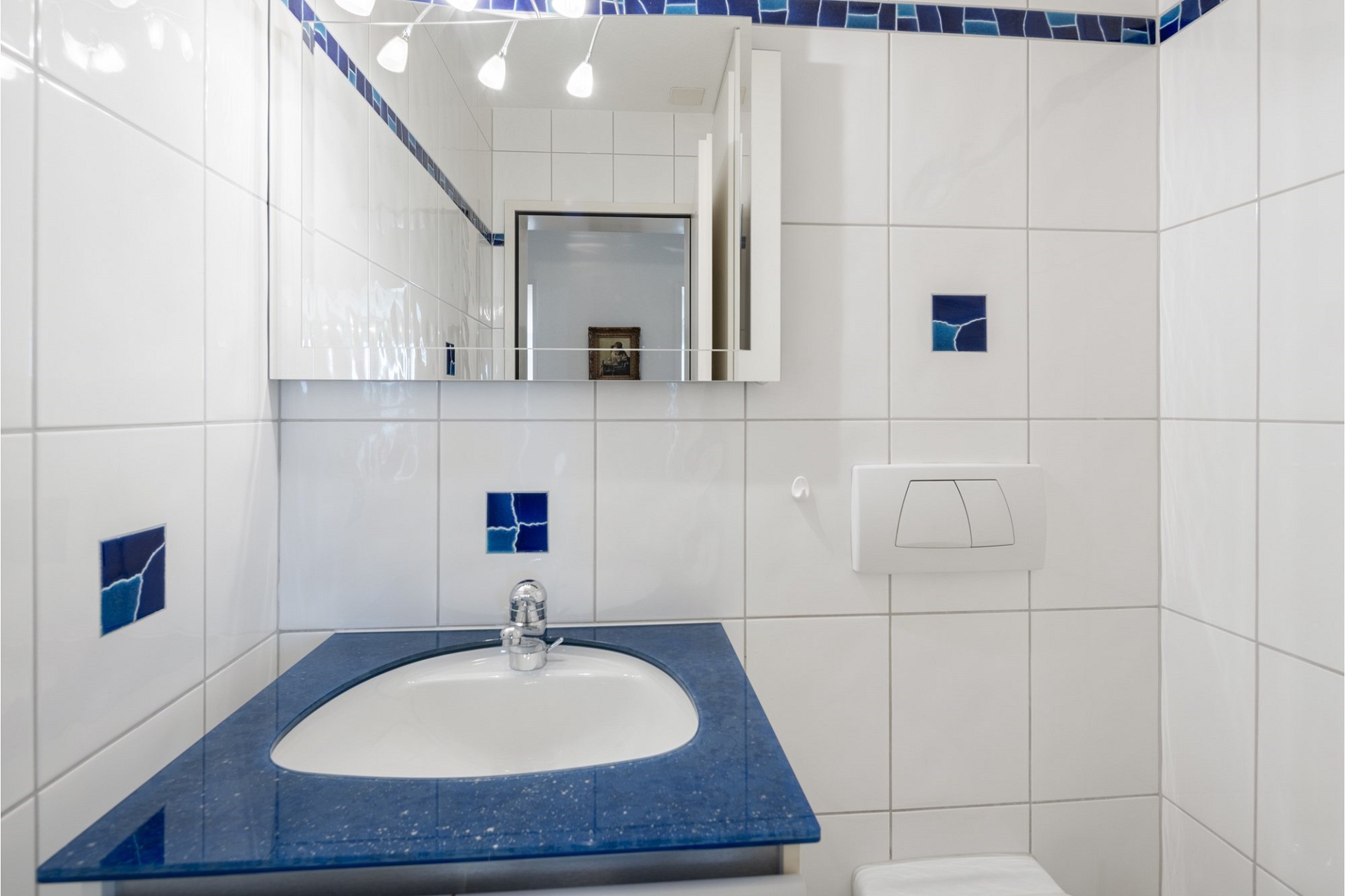 Kompaktes Gäste-WC mit blauem Waschtisch