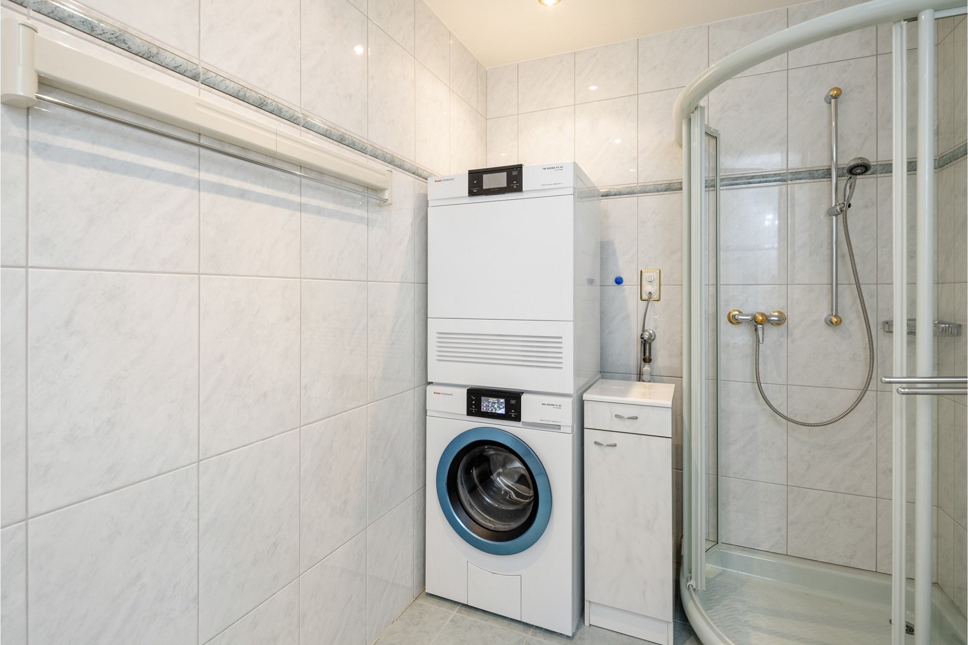 Badezimmer mit Waschturm und Dusche