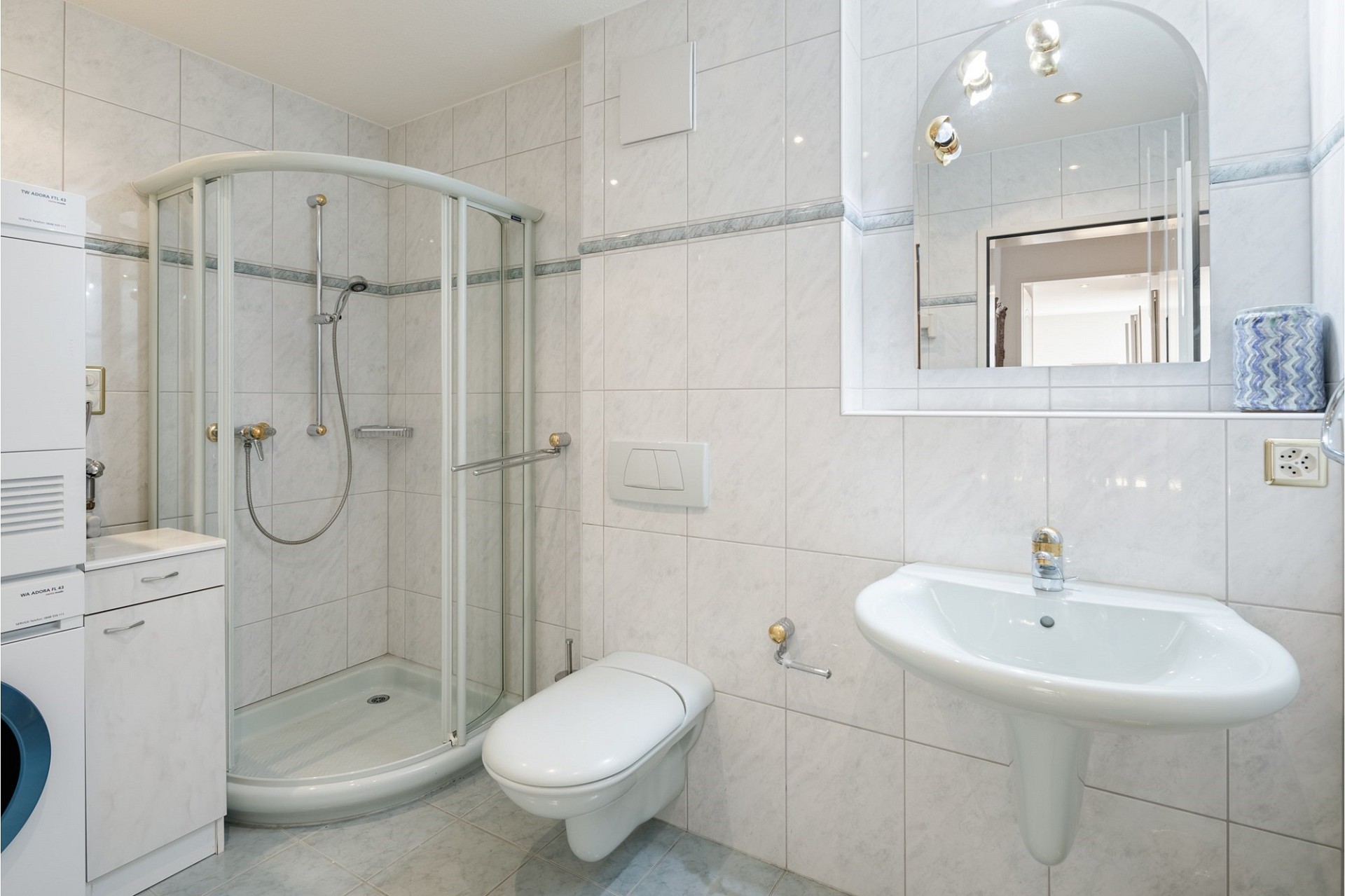 Modernes Badezimmer mit Dusche und Waschbecken