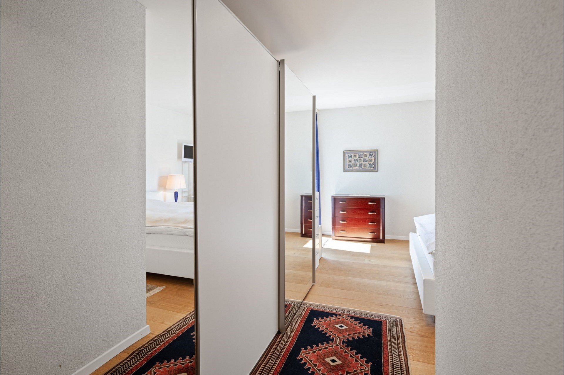 Helles Schlafzimmer mit Spiegelkleiderschrank