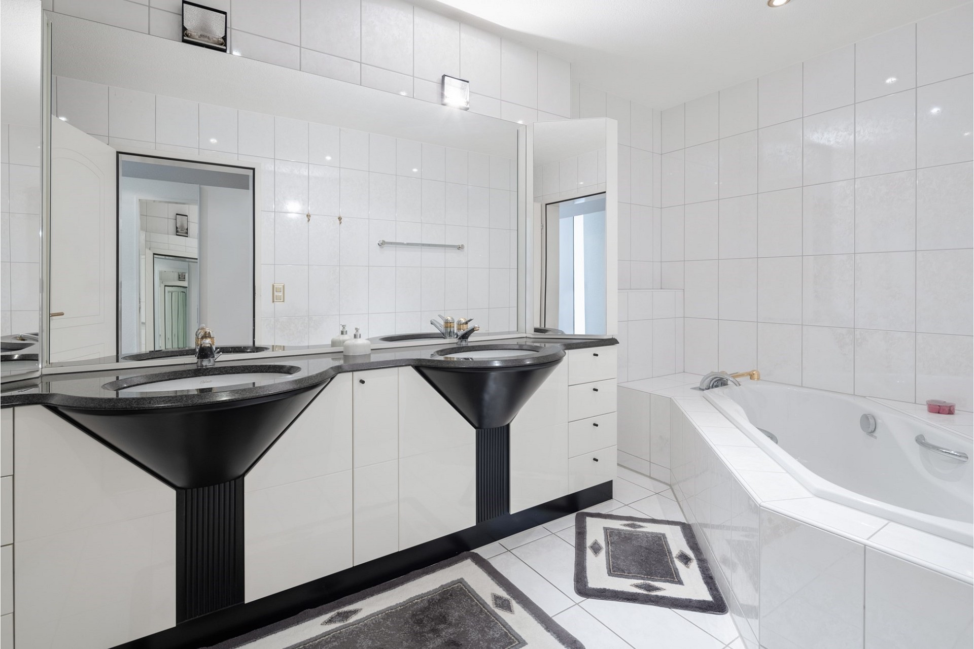 Helles Badezimmer mit Doppelwaschtisch und Eckwanne