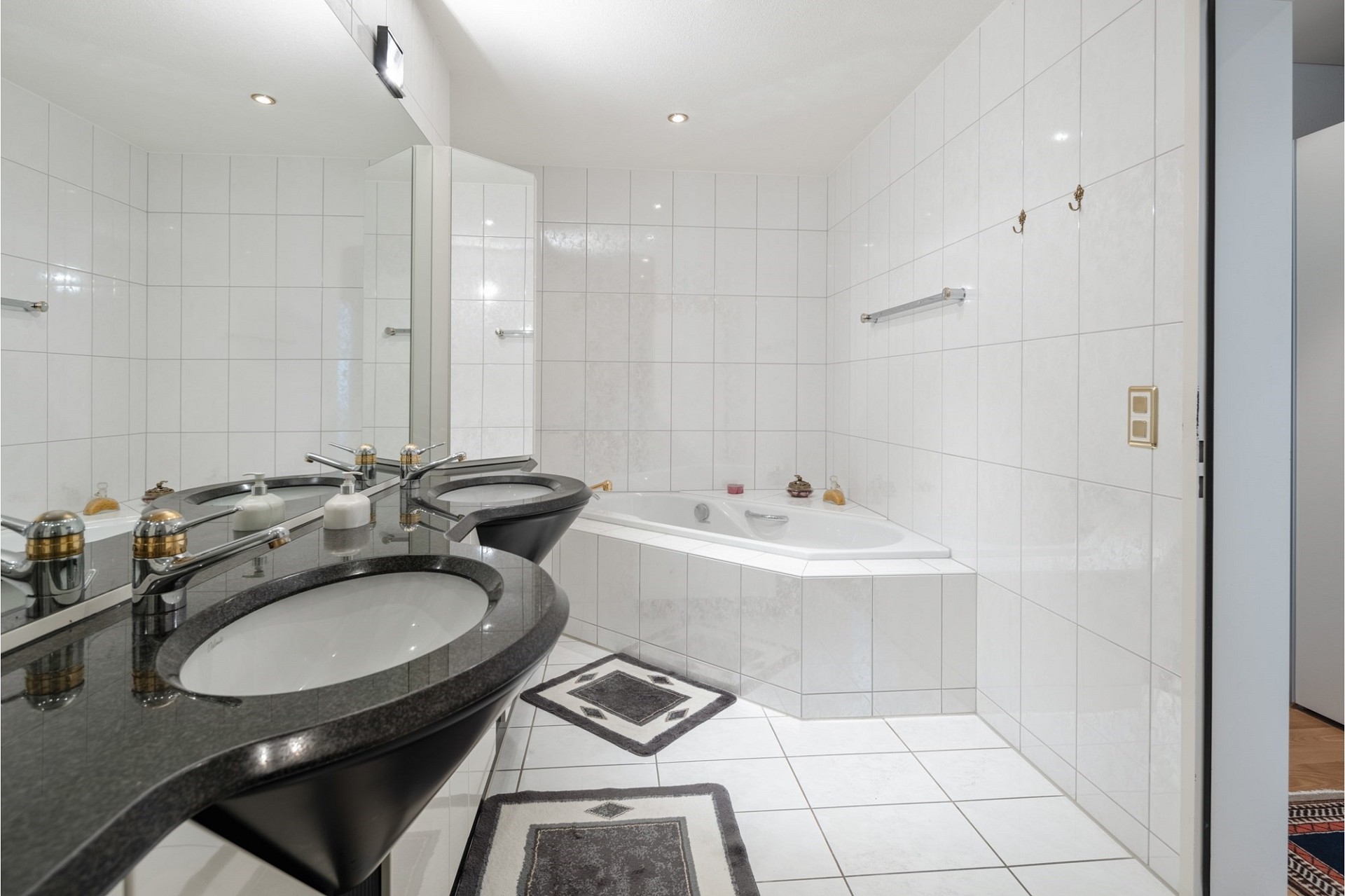 Helles Badezimmer mit Doppelwaschbecken und Wanne