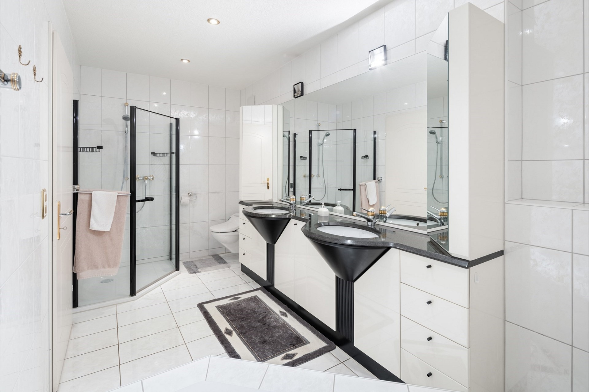 Modernes Badezimmer mit Doppelwaschtisch und Dusche
