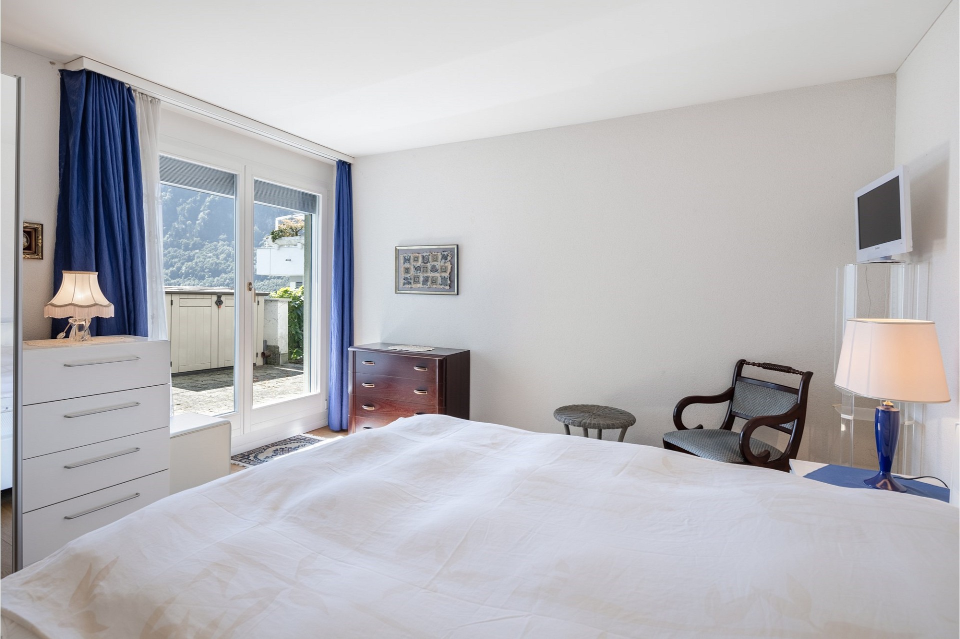 Helles Schlafzimmer mit Balkonblick