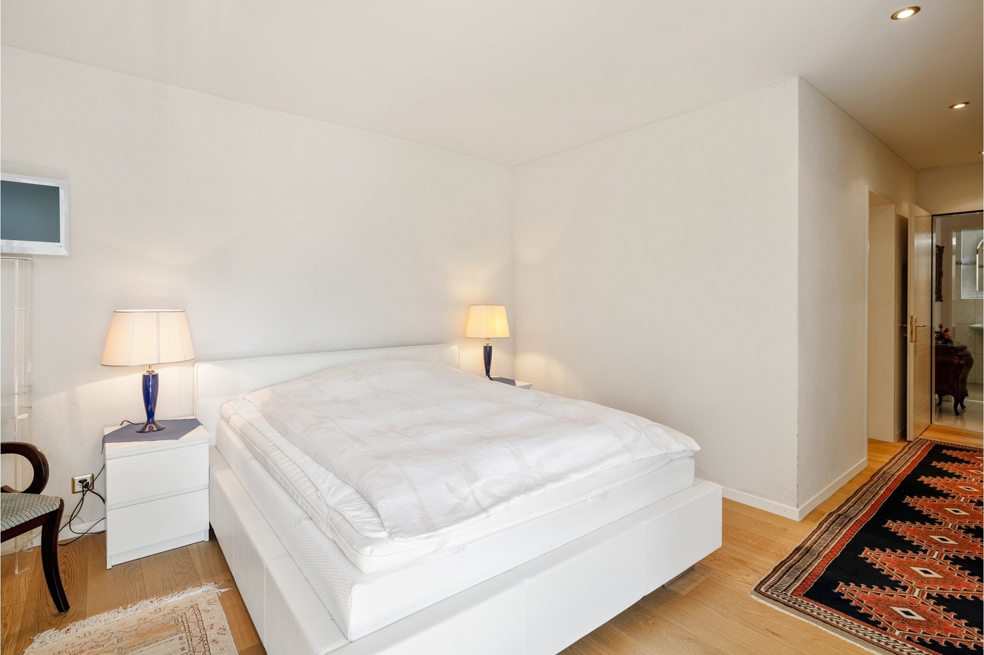 Helles Schlafzimmer mit Doppelbett und Nachttischen