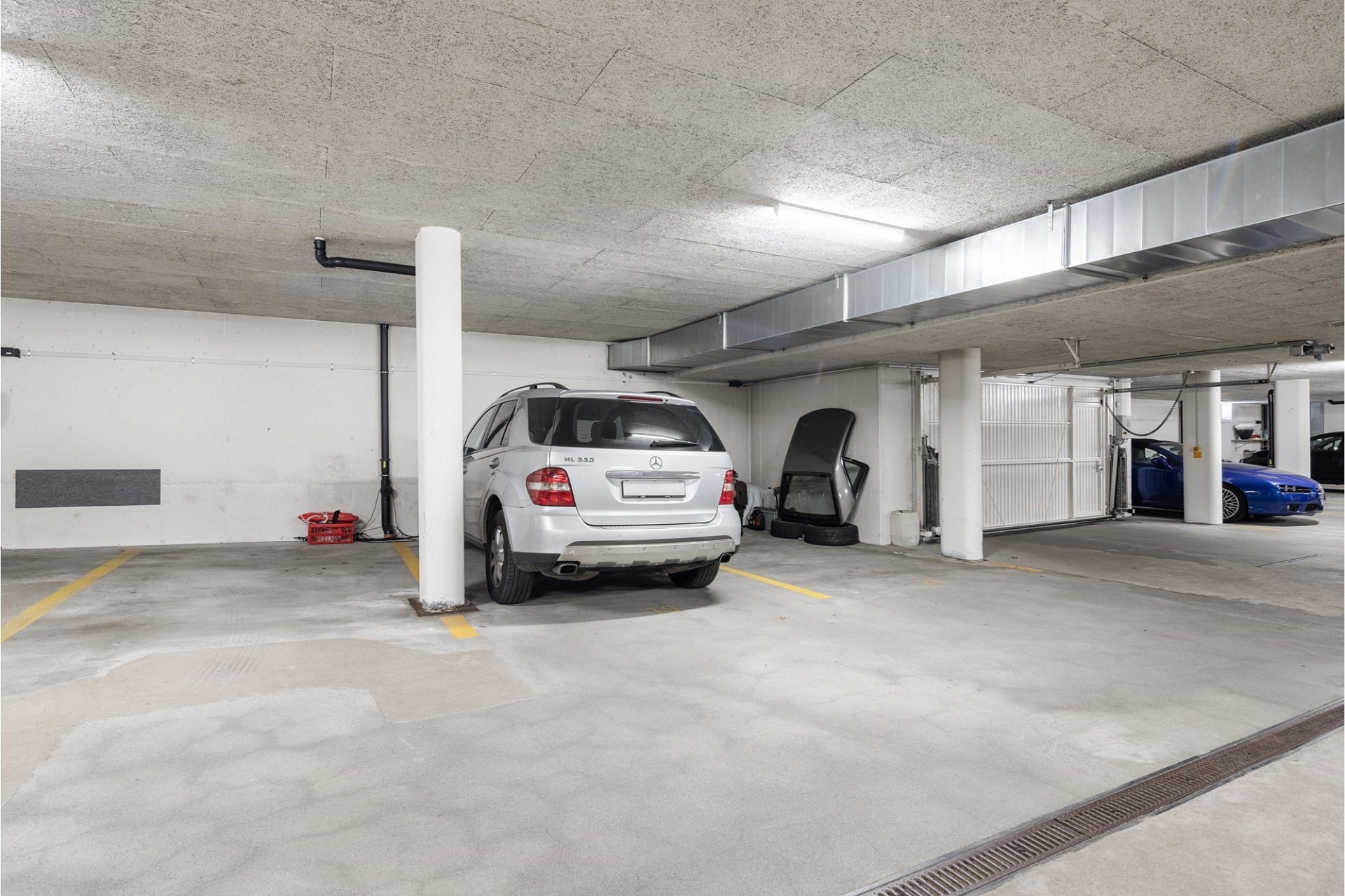 Tiefgarage mit mehreren Stellplätzen