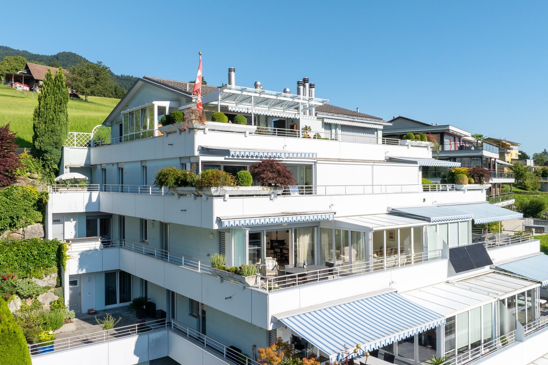 Modernes Terrassen-Mehrfamilienhaus in Hanglage