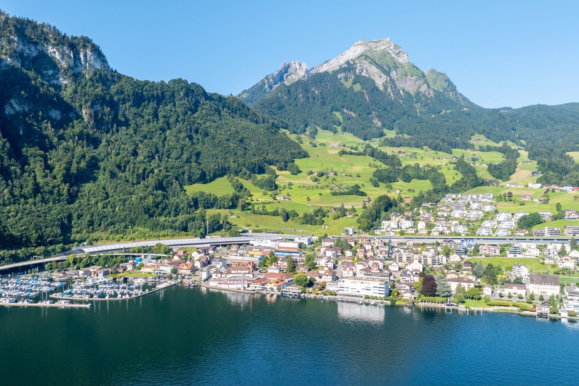 Alpenort am See mit Bergen